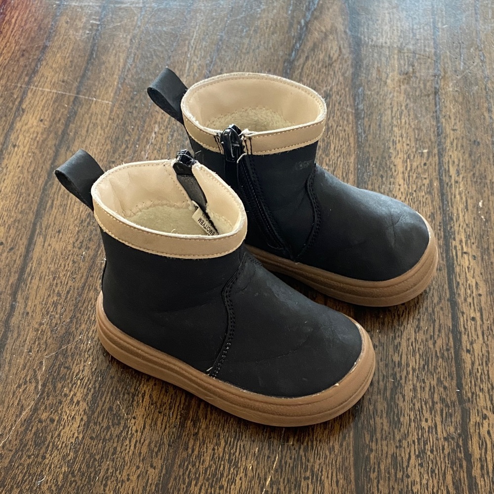 Kids Black and Tan Rain and Winter Boots size 5 (130mm)